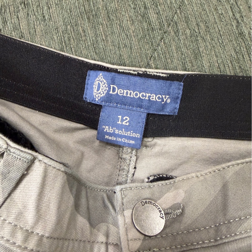 Democracy Gray Camo Cropped Cargo Pants - Picture 5 of 8
